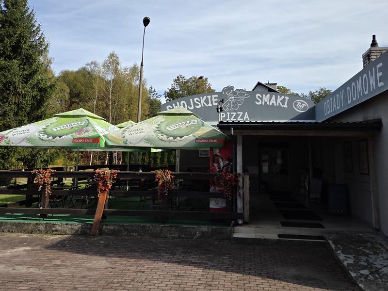 Ogródek restauracji Swojskie Smaki z parasolami